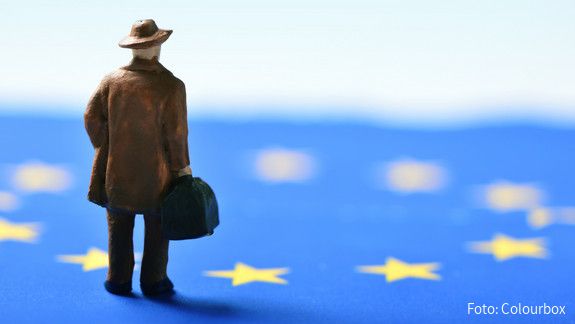 travel, traveler, trip, man, gentleman, traveling, person, people, toy, miniature, macro, mini, small, little, figurine, figure, adventure, adventurer, suitcase, luggage, holidays, vacation, tourist, tourism, escape, escaping, run, away, emigration, emigrant, immigration, immigrant, migrant, migration, work, worker, abroad, moving, exile, political, asylum, seeker, seeking, retro, vintage, Europe, European, Union, flag, horizontal