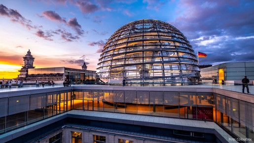 Das Foto zeigt die Kuppel des Recihstags in Berlin.