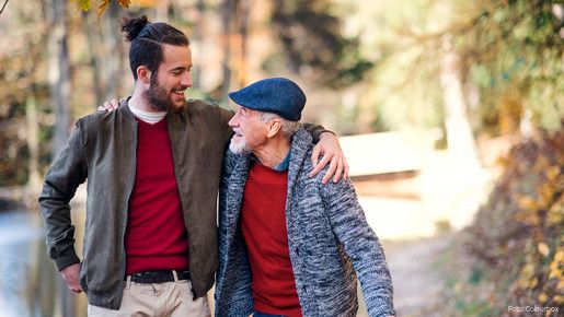 Das Foto zeigt einen Senior mit seinem Sohn.