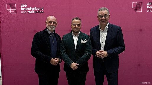 Zu sehen sind  dbb-Chef Volker Geyer, dbb jugend-Chef Matthäus Fandrejewski und dbb-Vize Andreas Hemsing.