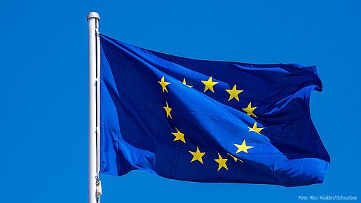 Das Foto zeigt eine Europaflagge, die im Wind flattert.
