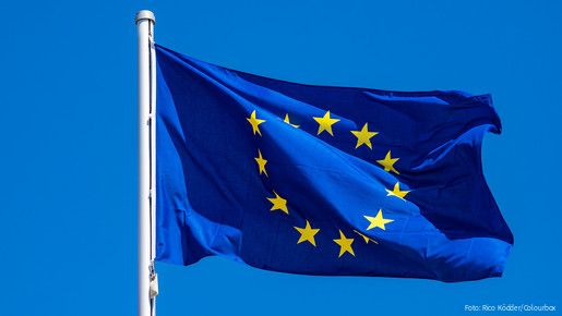 Das Foto zeigt eine Europaflagge, die im Wind flattert.