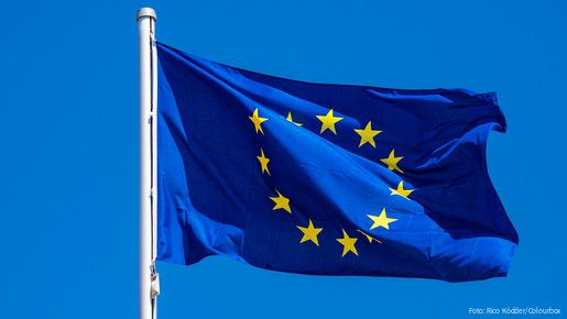 Das Foto zeigt eine Europaflagge, die im Wind flattert.