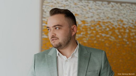 Foto zum Thema "Beamte Rentenversicherung": Zu sehen ist eine Porträtaufnahme von Matthäus Fandrejewski, dem Vorsitzenden der dbb jugend, der zur aktuellen Debatte Stellung bezieht.