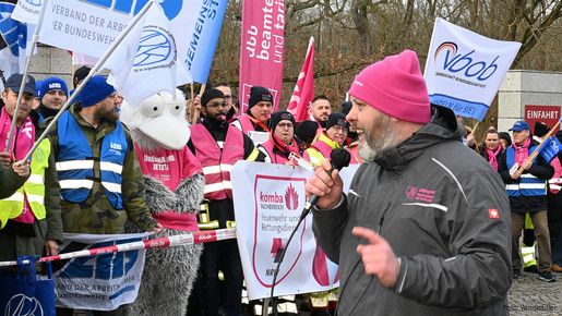 Das Foto zeigt Toni Nickel, stellvertretenden Vorsitzenden der dbb jugend, bei einer Streikrede vor der ersten Verhandlung im Rahmen der Einkommensrunde Bund und Kommunen 2025.
