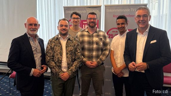 Zu sehen sind dbb-Chef Volker Geyer (links), Matthäus Fandrejewski (zweiter v. l.), dbb-Vize Andreas Hemsing (rechts) und Mitglieder der dbb jugend.