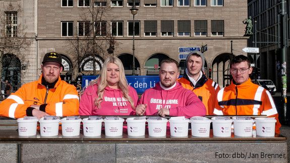 Einkommensrunde 2025 - Aktionstag der dbb jugend Das Foto zeigt Mitglieder der dbb jugend, die Streugut an Passanten verteilen, um zu zeigen, wie wichtig die Arbeit des öffentlichen Dienstes ist. In dem Fall die Arbeit der Straßenwärter, die streuen, wenn es glatt ist.