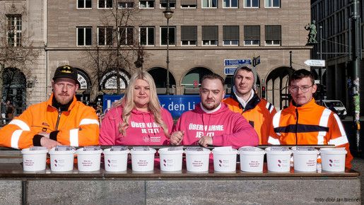 Das Foto zeigt Mitglieder der dbb jugend, die Streugut an Passanten verteilen, um zu zeigen, wie wichtig die Arbeit des öffentlichen Dienstes ist. In dem Fall die Arbeit der Straßenwärter, die streuen, wenn es glatt ist.