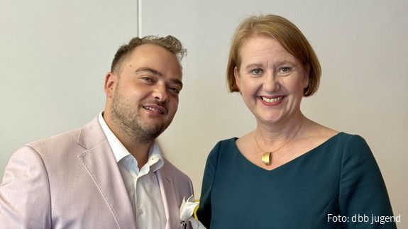 Gespräch mit Lisa Paus - Fandrejewski forder Fachkarrieren Das Foto zeigt Matthäus Fandrejewski, Vorsitzender der dbb jugend, und die Grünen-Politikerin Lisa Paus.