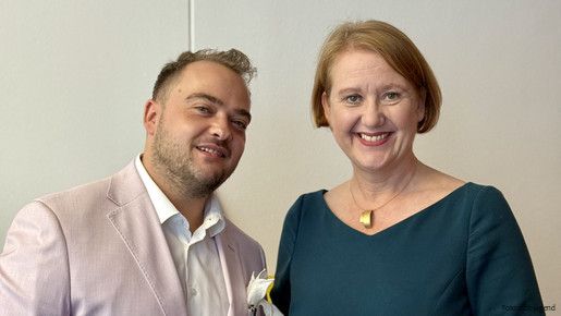 Das Foto zeigt Matthäus Fandrejewski, Vorsitzender der dbb jugend, und die Grünen-Politikerin Lisa Paus.